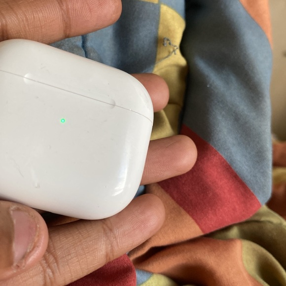 AirPod Gen 3 - Picture 3 of 3